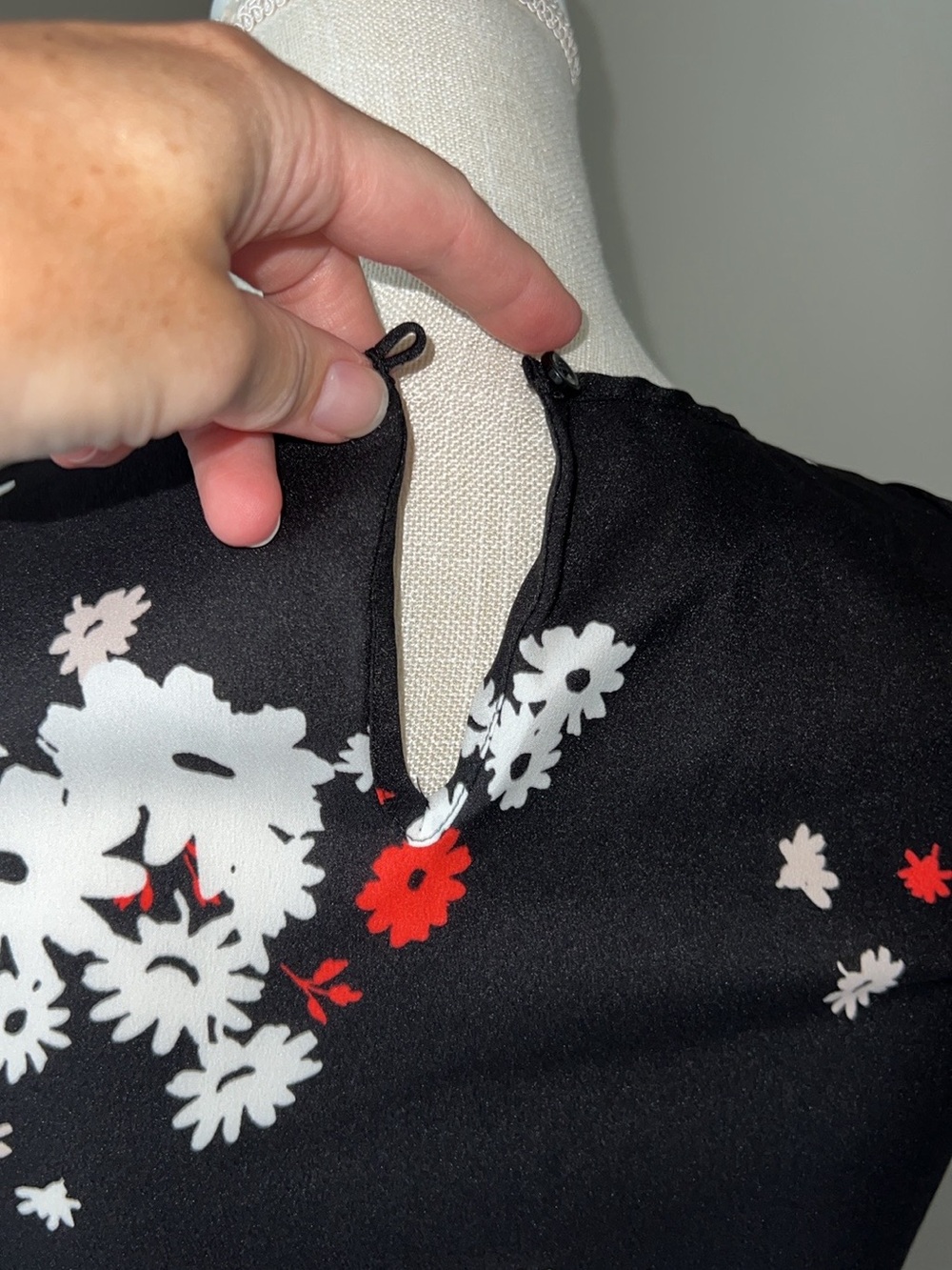 Ann Taylor Black Floral Cap-Sleeve Women's Top - White & Red Daisy Print XXSP - Picture 4 of 5